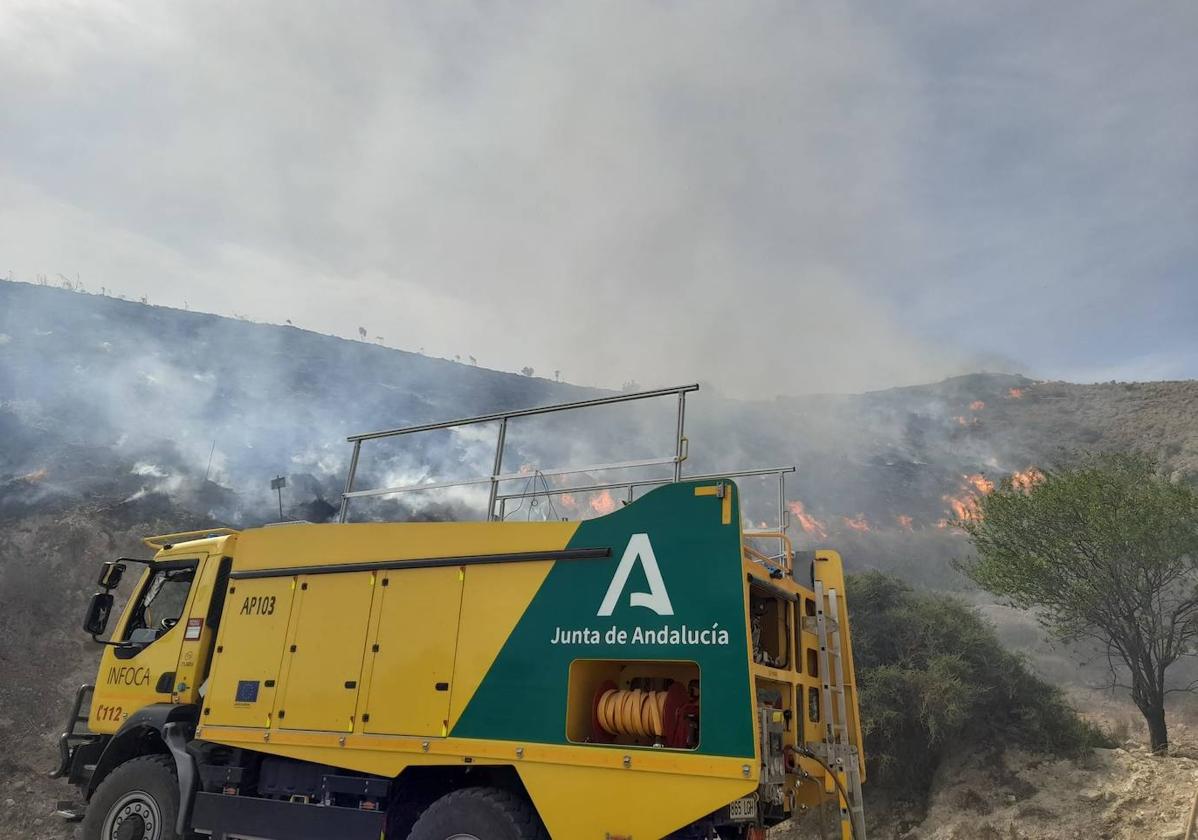 Cuatro medios aéreos trabajan en el incendio en el paraje Los Terreros de Cantoria