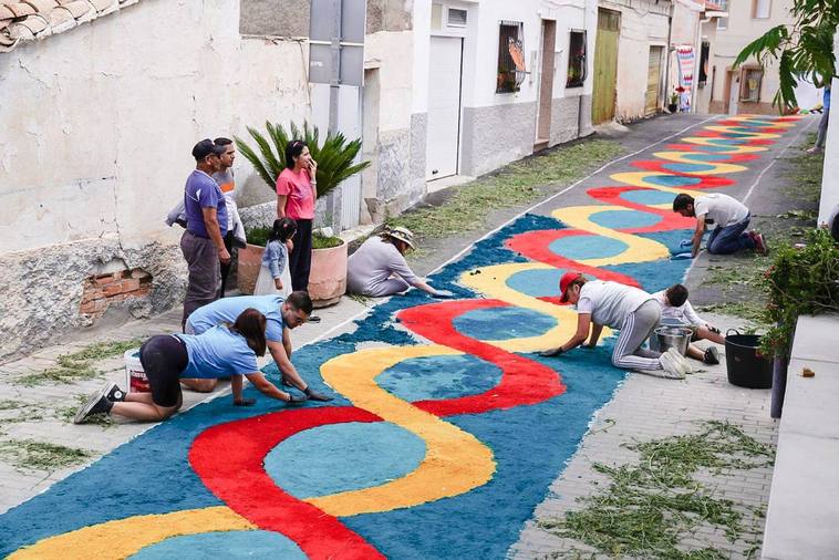 Una alfombra multicolor en Tíjola