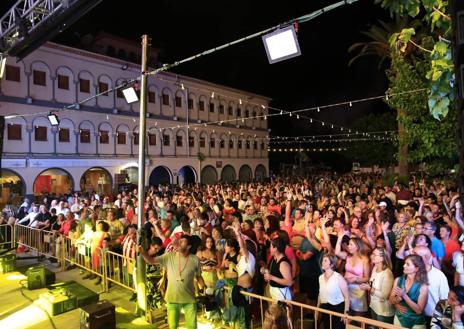 Imagen secundaria 1 - Masiva asistencia a la XXVII edición de la Feria del Jamón de Serón
