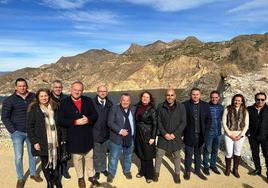 El delegado y la consejera de Agricultura, con representantes populares del Almanzora.