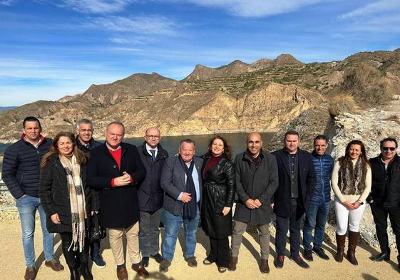El delegado y la consejera de Agricultura, con representantes populares del Almanzora.