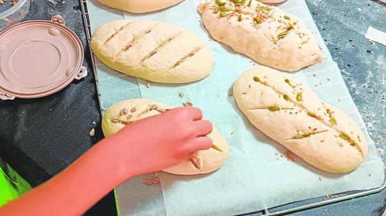 Sierro aprende a hacer pan artesano en familia