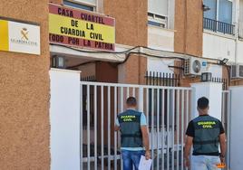Agentes de la Guardia Civil, en Olula del Río.