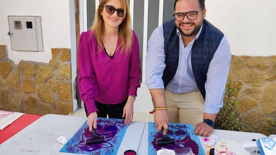 Zurgena regala «bolsas de la compra personalizadas» por el Día de la Mujer