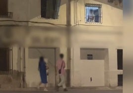 El menor, en la ventana, con la escopeta en la mano, preparado para disparar a los viandantes.