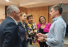 El alcalde, José Luis Serrano, y concejales de Purchena, con la diputada Maribel Sánchez y el senador Miguel Ángel Castellón.