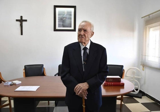 El alcalde de Chercos, en una imagen tras la moción de censura que le permitió recuperar el cargo.