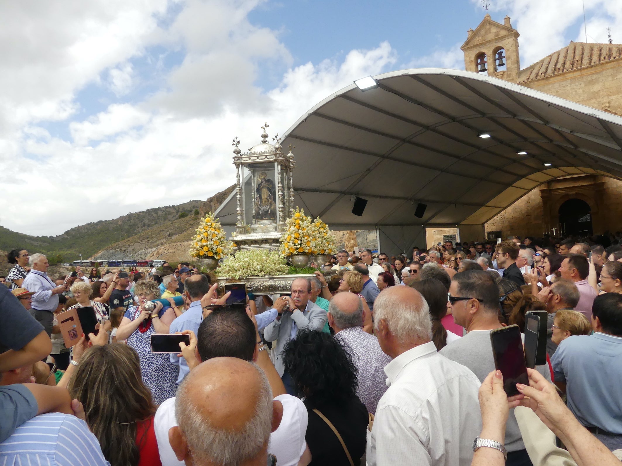 Imagen principal - Miles de devotos acompañan a 'La Pequeñica' en su día grande