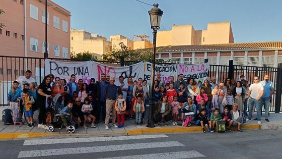 La comunidad educativa del San Ginés, en lucha tras cerrar una línea del colegio de Purchena