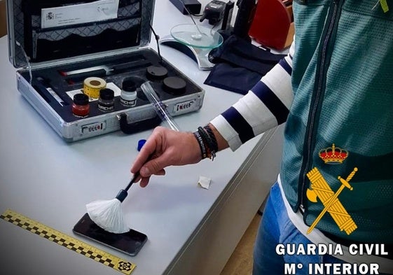 Un agente con una de las pruebas de la investigación.