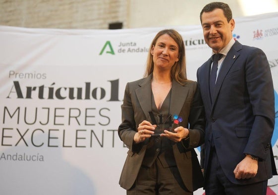 Pilar Martínez-Cosentino y Juanma Moreno, en la entrega de premios.