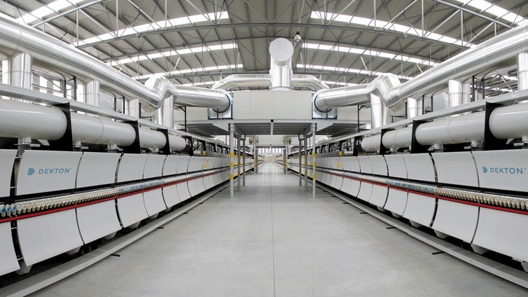 Cosentino factura 1.464 millones e invertirá más de 430 hasta 2027 en un entorno de incertidumbre