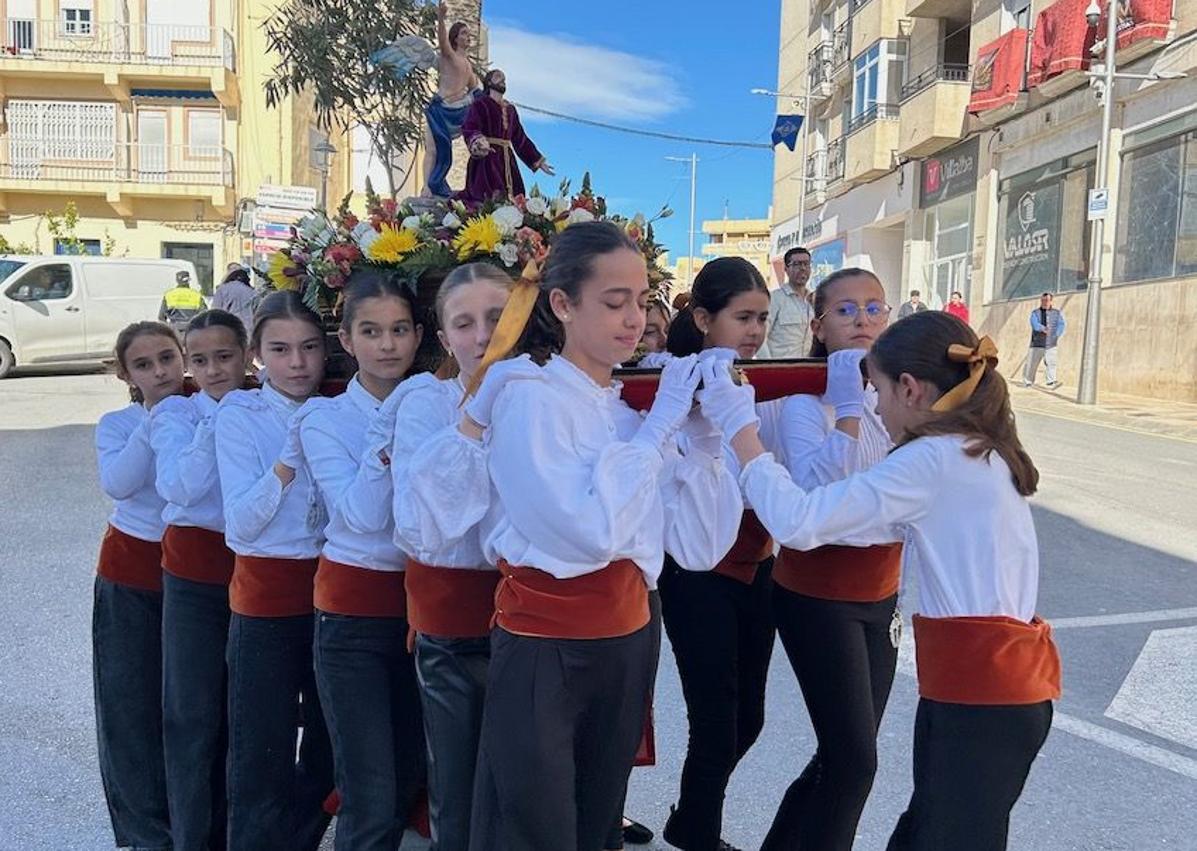 Imagen secundaria 1 - Los peques de la casa toman el relevo de la Semana Santa