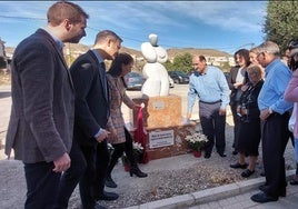 Inauguración de la escultura en recuerdo a Maite Corral.