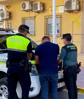 Agentes de Policía Local y Guardia Civil, durante la identificación.