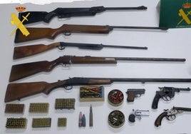 Armas y municipio hallada durante el registro de la vivienda de Cantoria.
