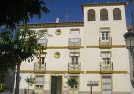 Exterior del edificio de los Juzgados de Purchena.