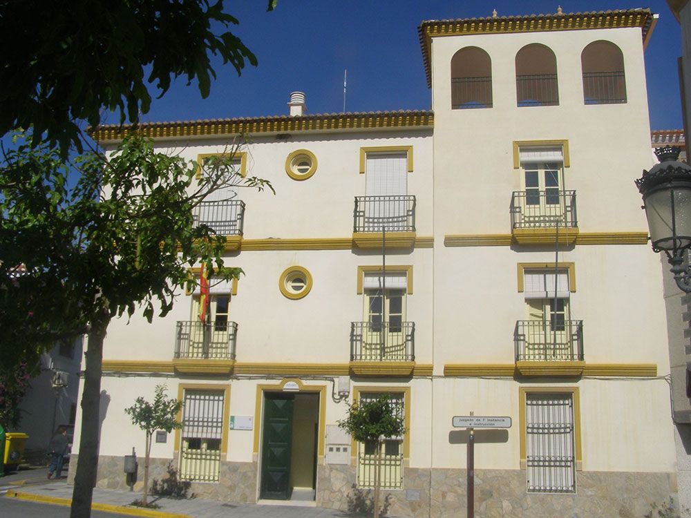 Exterior del edificio de los Juzgados de Purchena.