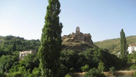 Evacúan a un empleado municipal de Bacares tras caer varios metros desde el castillo cuando desbrozaba