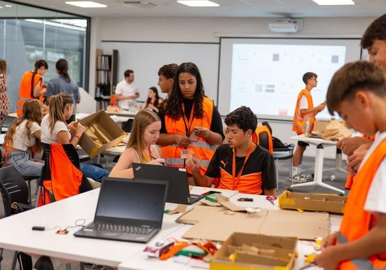 Actividad sobre IA orgainzada con hijos de empleados de Cosentino.