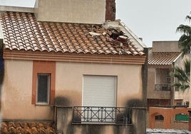 Estado de la fachada tras el impacto del rayo en una vivienda.