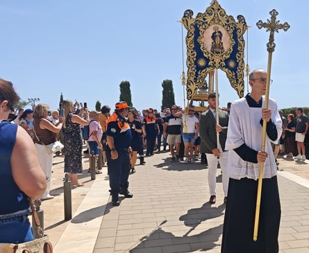 Imagen secundaria 1 - Cientos de devotos caminan hasta el Santuario del Saliente en una Romería histórica y emotiva