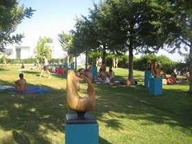 La escultura de Bruce Cameron toma el sol en la piscina de Oria