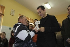 Jorge Lorenzo visita la central de grupo Cosentino y saluda a sus trabajadores
