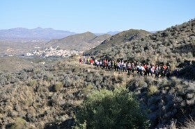 85 senderistas recorren la ruta de la Pólvora