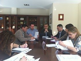 Diputación, Ayuntamientos y empresarios estudian rentabilizar los residuos del mármol