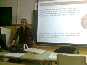 La Asociación Contra el Cáncer de Olula del Río en la semana cultural del IES Rosa Navarro