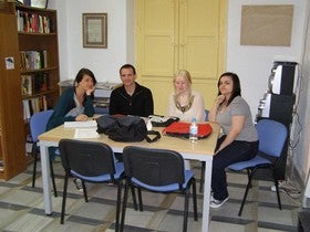 El alcalde de Purchena da la bienvenida a las dos primeras voluntarias europeas que acoge el Centro de Información Juvenil