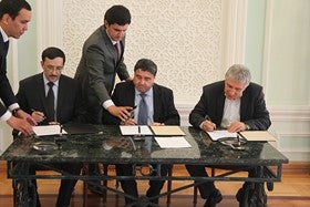 Grupo MOS de Macael firma el convenio de colaboración con el Ministerio de Relaciones Económicas Exteriores de Uzbekistán
