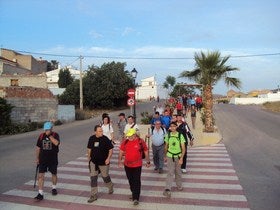 Unos 70 senderistas recorren sendero de Luna Llena del Romeral de Fines