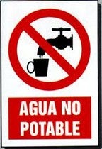 El Movimiento 15M Albox recoge firmas por el agua potable en Albox