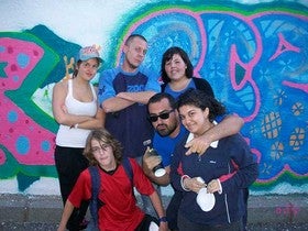 Jóvenes de Bayarque aprenden a hacer ‘Graffiti’s’ a través de un taller de Diputación