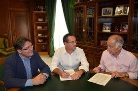 Diputación firma el convenio con el que subvencionará parte del Parque de Bomberos de Albox
