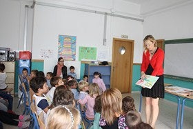 La ilustradora de Ratoncito Pérez con los niños de Oria