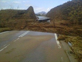 Protesta pacífica para exigir a la Junta la reparación de las infraestructuras dañadas por la Gota fría, esta tarde en el Puente de los Carasoles de Zurguena