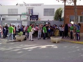 Cacerolada contra los recortes frente al IES 'Alto Almanzora' de Tíjola