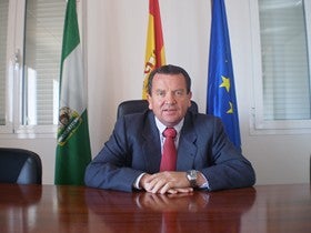 “Ellos pueden plegarse a los intereses de su partido, yo no sirvo a ningún amo, solo a los intereses de mi comarca”