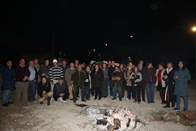 Casi un centenar de personas en torno a la lumbre de Santa Lucía