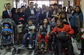 Gabriel Amat visita la comarca del Mármol para conocer el trabajo de asociaciones de discapacitados