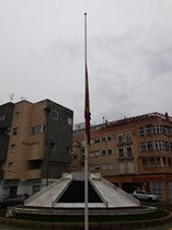 La bandera de la Avenida de la Legión ondea a media asta en Olula del Río