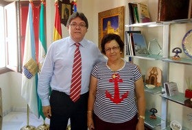 Rogelio Mena recibe a la nueva presidenta del Club de la Tercera Edad de Albox