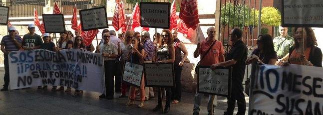 Los trabajadores de la Escuela del Mármol reivindican más allá de sus nóminas
