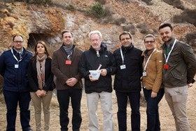 El gobierno municipal de Macael obsequia un mortero de mármol al director de cine Ridley Scott