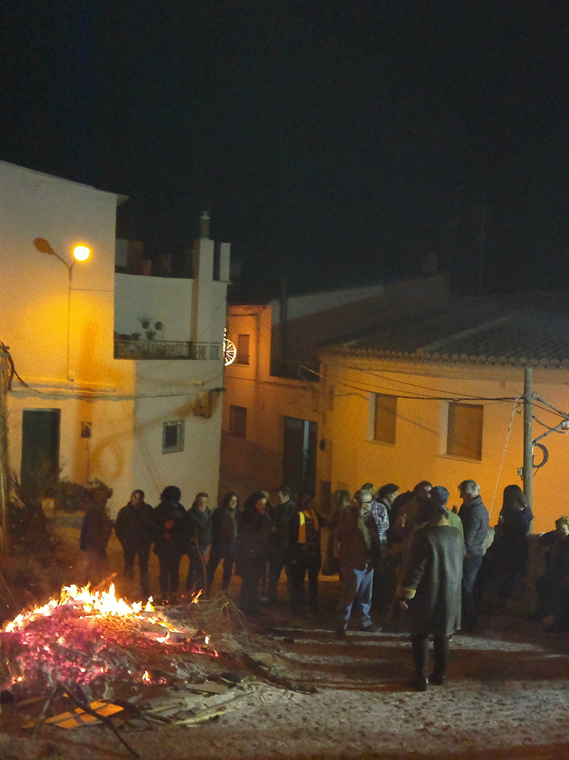 El Almanzora celebra la noche de Santa Lucía con hogueras por calles y barriadas