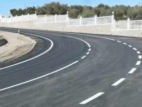 Tíjola acondiciona y mejora la carretera que une el núcleo con Higueral
