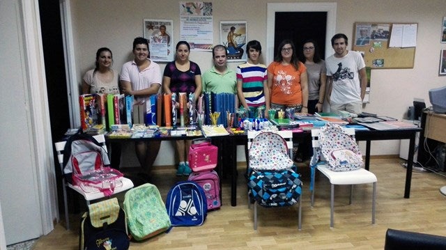 Las Juventudes Socialistas de Olula del Río inician el curso con una recogida solidaria de material escolar